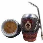Mate de cuero bordo con símbolo mas base y bombilla
